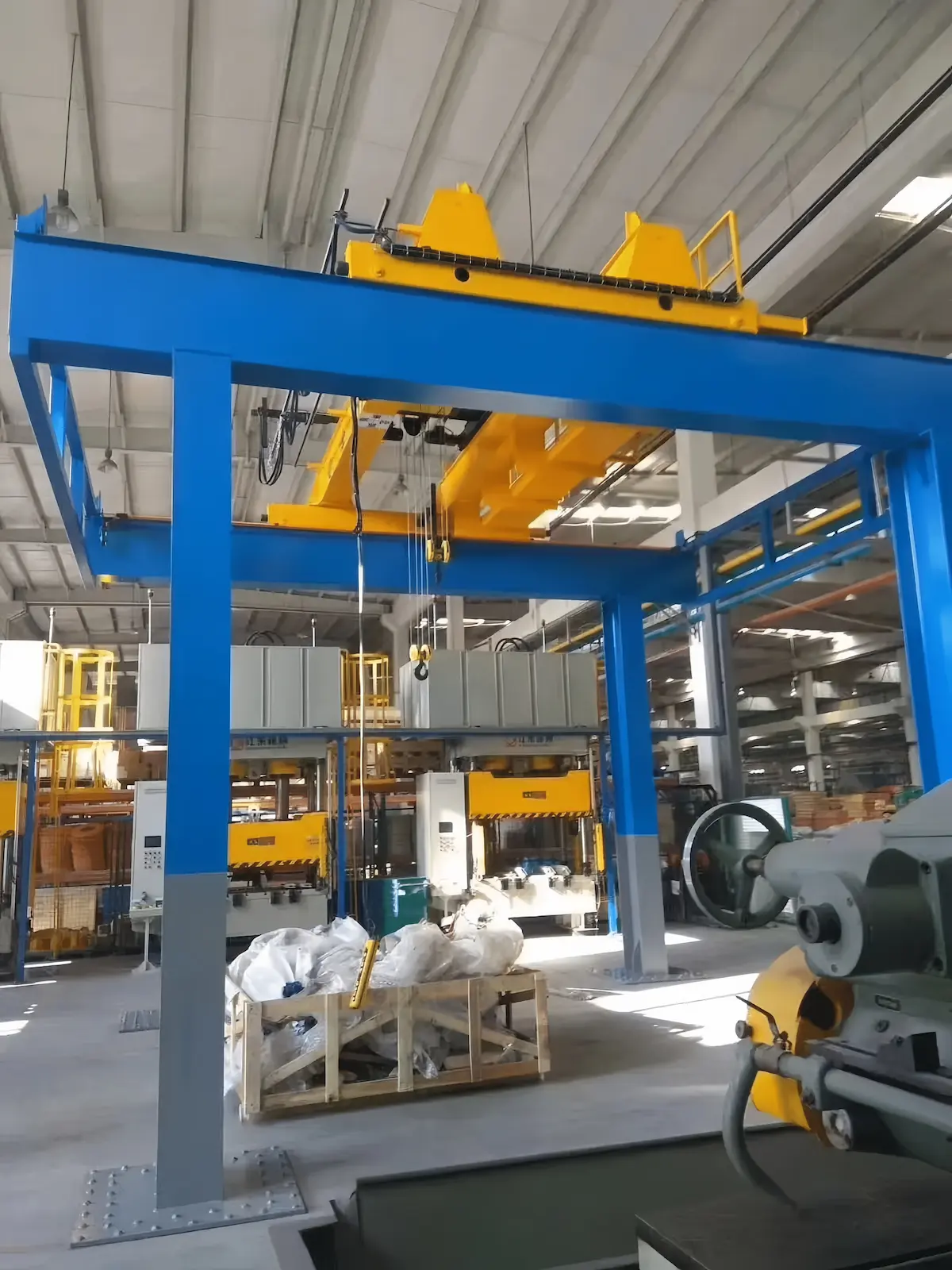 Bridge crane in finishing operation scene