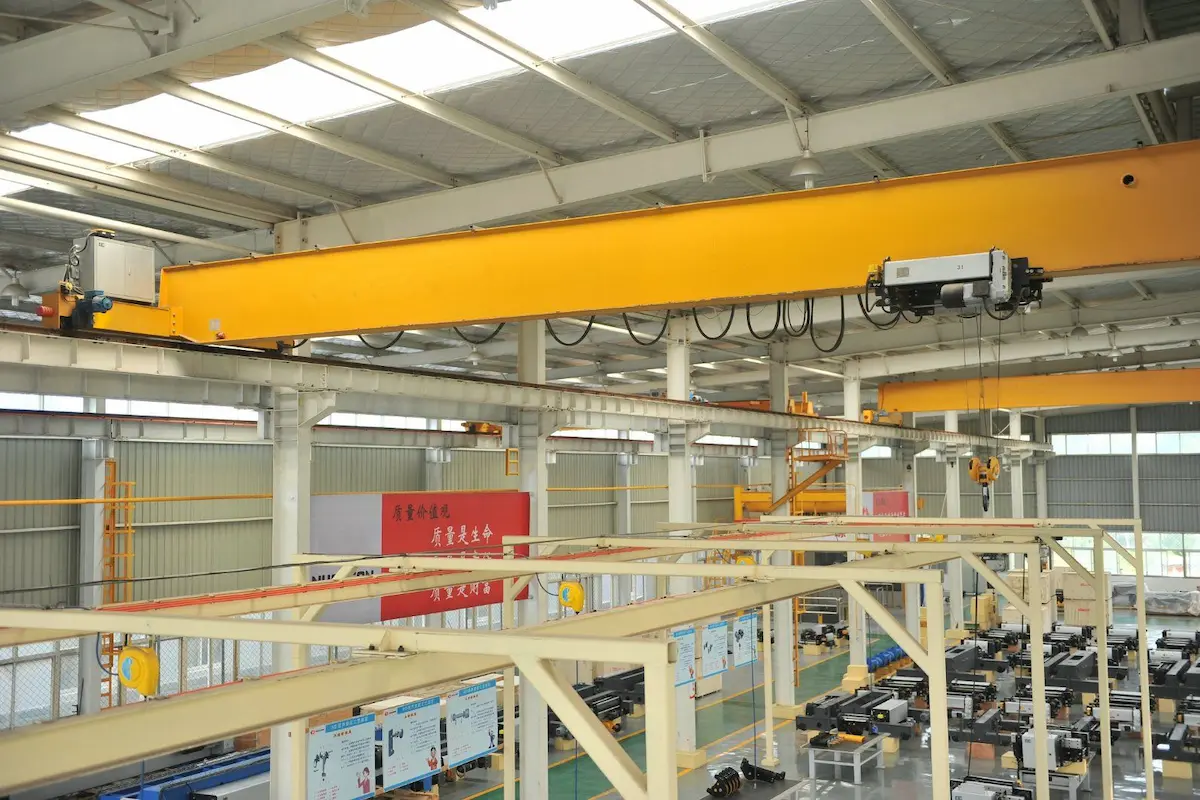 overhead-crane in-warehouse-1