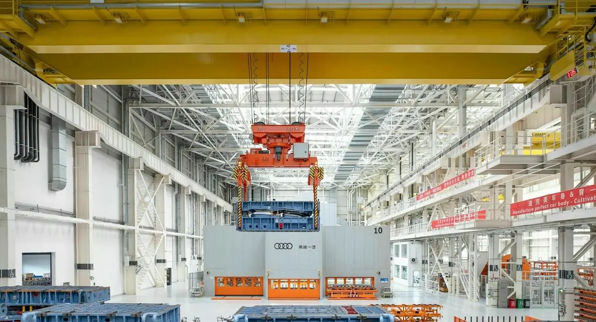 overhead-crane in-warehouse-2