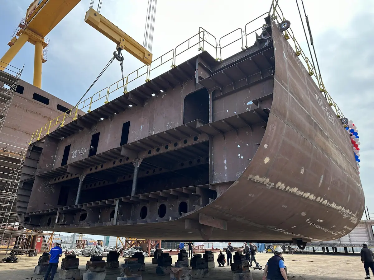 Heavy Hull Block Lifting and Horizontal Transport